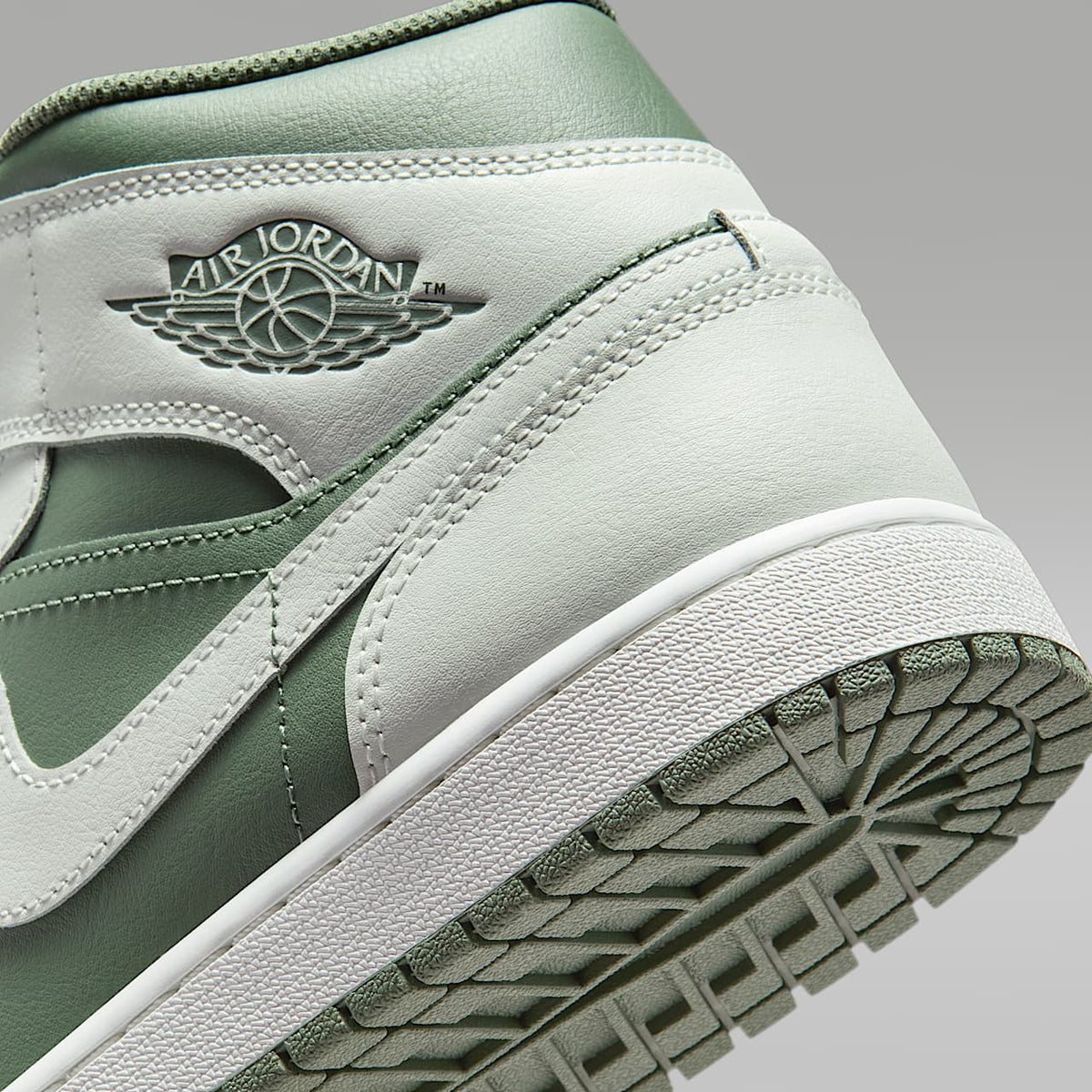 Air 1 Mid Sneakers
