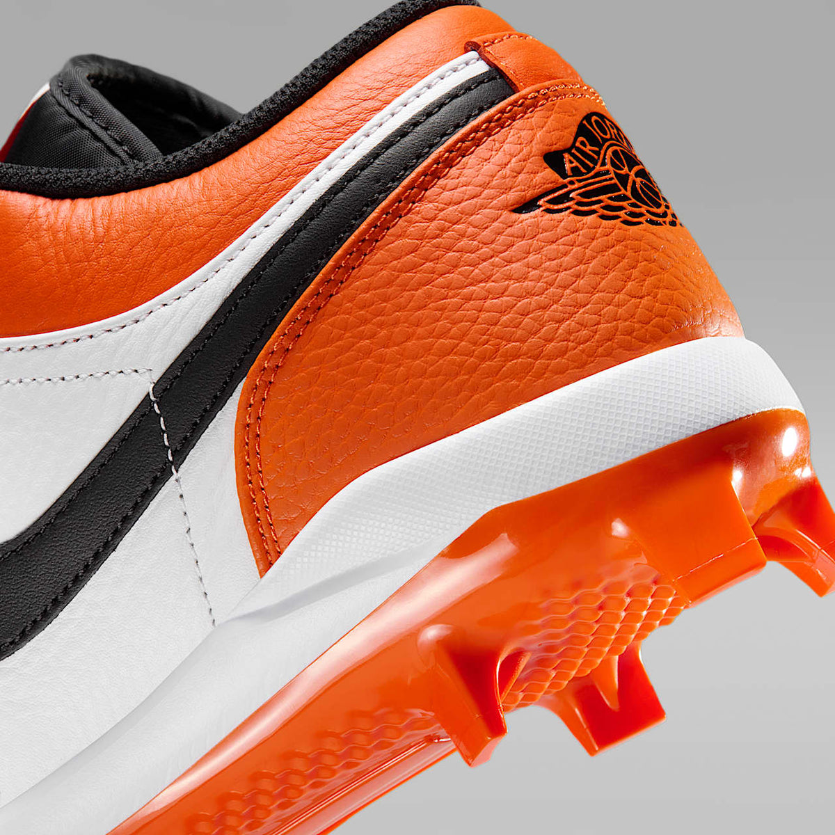 1 Retro MCS Low SE Sneakers
