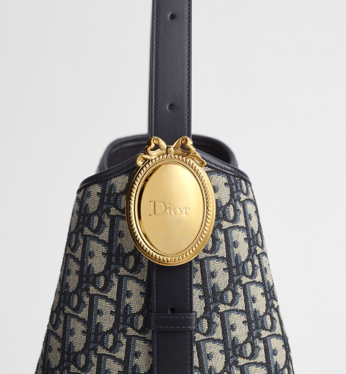 Medium Médaillon Bucket Bag