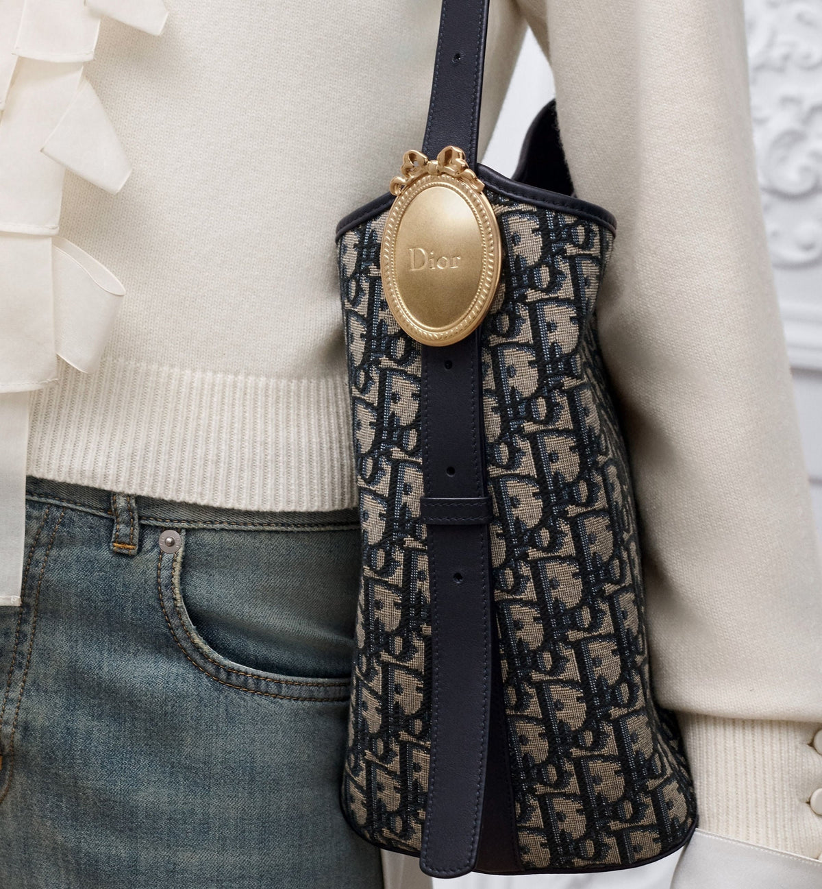 Medium Médaillon Bucket Bag